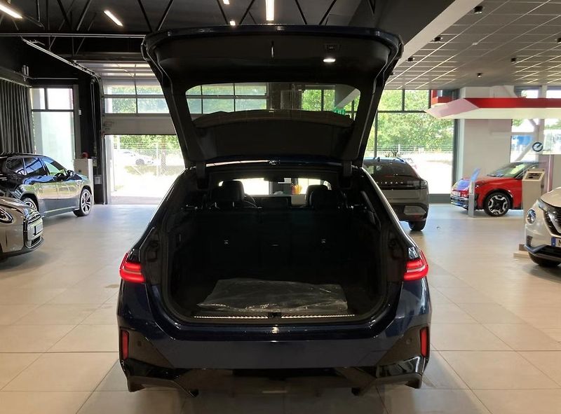 BMW i5 eDrive40 Touring M Ambient Taž - fotka 5 z 12