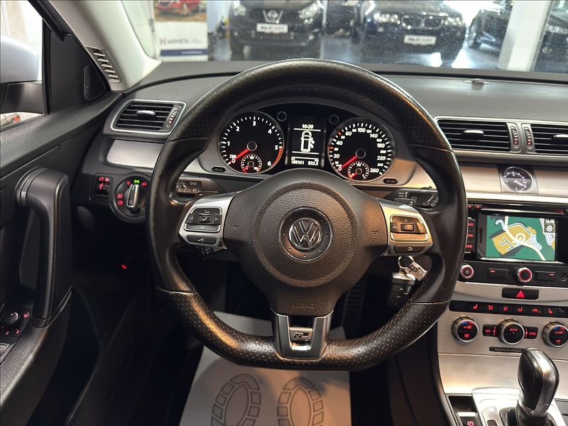 Volkswagen Passat 2,0   TDI DSG R-LINE 130kW NAV - fotka 25 z 39