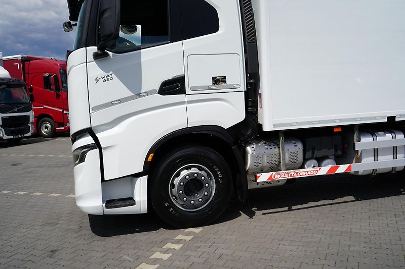 Iveco S-WAY (2021) 420 / E 6 / KONTENER + WINDA / - fotka 39 z 47