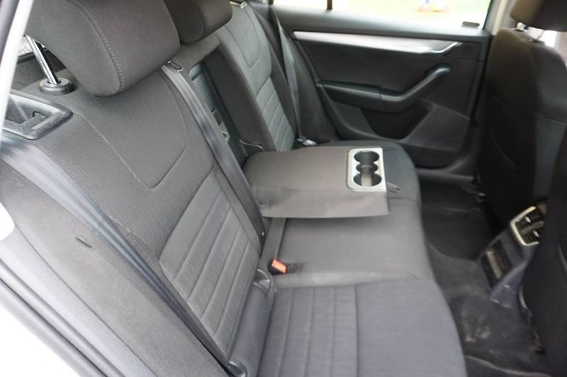 Škoda Octavia (2014) 1,6   nové v ČR - fotka 9 z 25