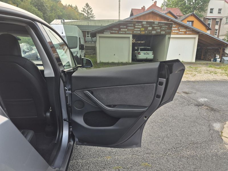 Tesla Model Y ZAMLUVENO ! - fotka 38 z 49