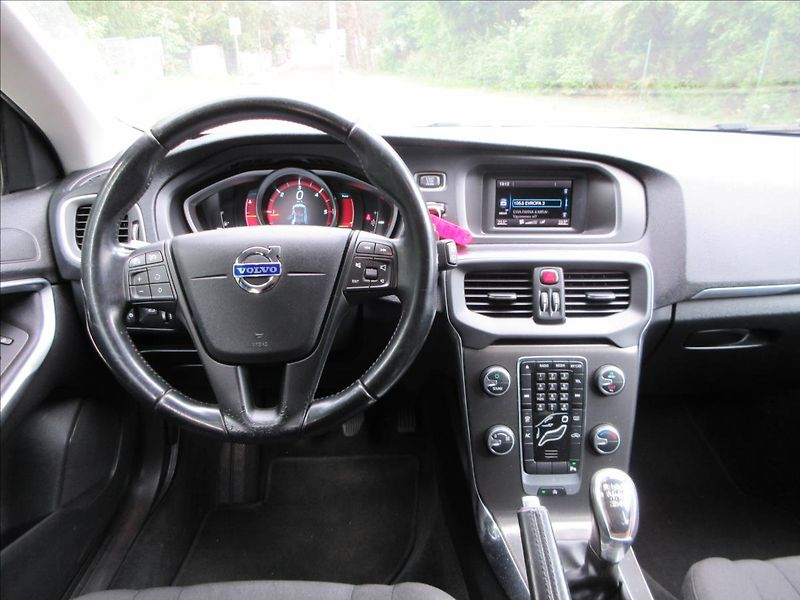 Volvo V40 1,6 D D2, 84Kw, Klima, park.sy - fotka 17 z 28