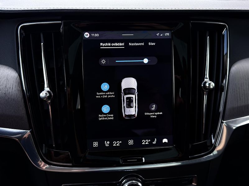 Volvo V90 T8 AWD ULTRA DARK + zimní kola - fotka 36 z 53