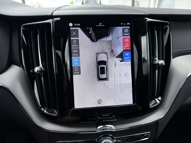 Volvo XC60 B5 AWD ULTRA / B&W / VZDUCH - fotka 33 z 56