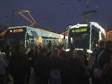 Vánoční flotila pražského dopravního podniku letos poprvé vyjela v sobotu vpodvečer ze střešovické vozovny.