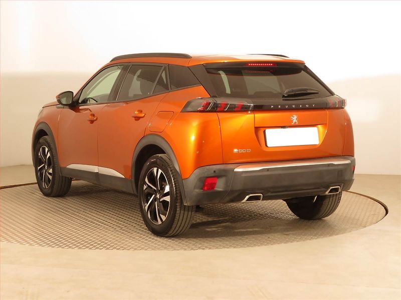 Peugeot 2008 (2022) Allure 1.2 PureTech, Automat - fotka 4 z 17