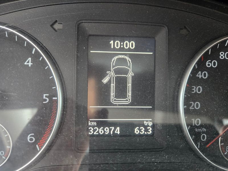 Volkswagen Touran (2012) 2.0 TDI DSG - fotka 9 z 20