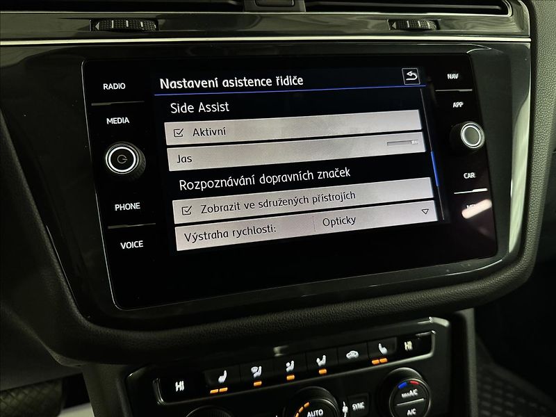 Volkswagen Tiguan Allspace R-LINE 140kW 4M HUD DCC LED - fotka 25 z 52