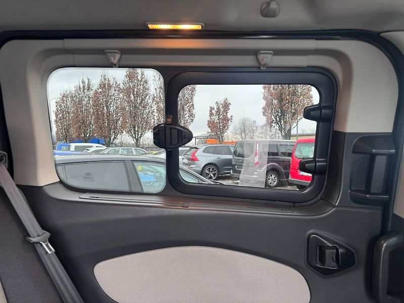 Ford Tourneo Custom (2018) 2,0D 125KW 8 MÍST TITAN 1.MAJ - fotka 39 z 49