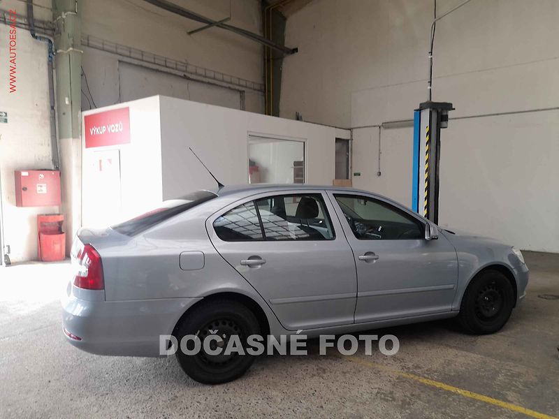 Škoda Octavia (2010) 1.6, AC, výhřev sed - fotka 2 z 3