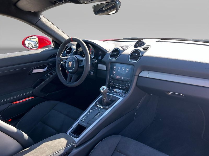 Porsche Cayman 718 GT4 - fotka 21 z 28