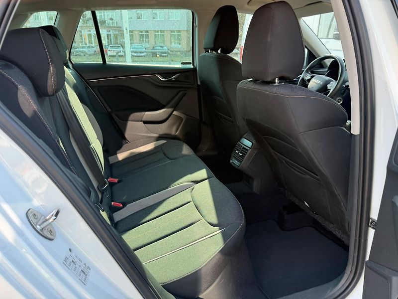 Škoda Kamiq Top Selection 1.0 TSI 85kw - fotka 21 z 25
