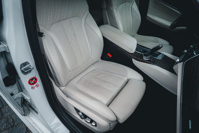 BMW Řada 5 (2017) M550i xDrive ČR  - fotka 22 z 58