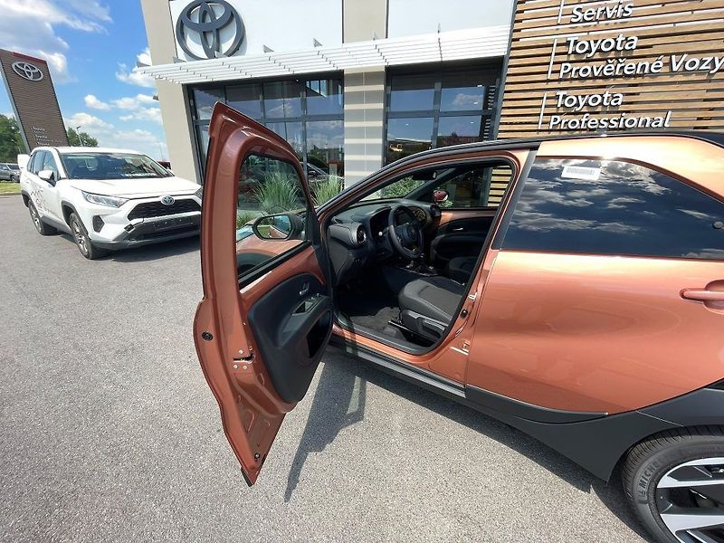Toyota Aygo 1.5 Hybrid automat Executive - fotka 11 z 24