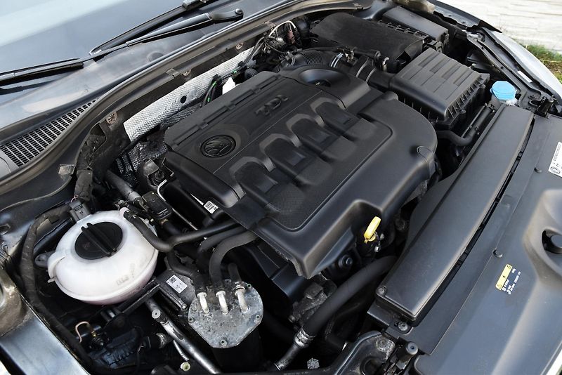 Škoda Superb 2.0 TDi CR,DKLIMA,VÝHŘEV,TEMP - fotka 48 z 50