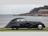 Alfa Romeo 8C 2900B Touring Berlinetta je považována za vůbec nejelegantnější předválečné vozidlo. Není divu, že se letos stala královnou přehlídky Concours d’Elegance v Pebble Beach. Není to poprvé, co tento model zvítězil, což potvrzuje výše uvedené.