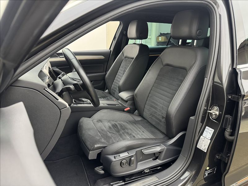 Volkswagen Passat 2,0 R-LINE DSG 4X4 VC DCC PANO - fotka 33 z 41