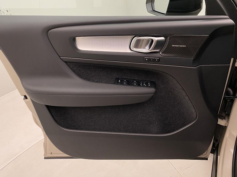 Volvo XC40 (2026) B3 AUT DARK ULTRA  - fotka 7 z 61