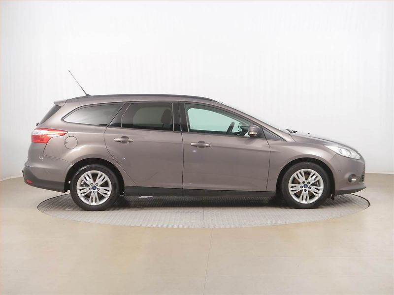 Ford Focus (2012) 1.6 TDCi, Tažné, rezervace - fotka 6 z 15