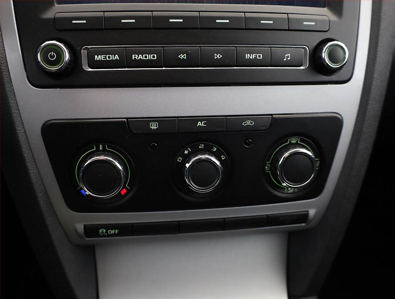 Škoda Octavia (2011) Ambiente 1.8 TSI, Tempomat - fotka 10 z 17