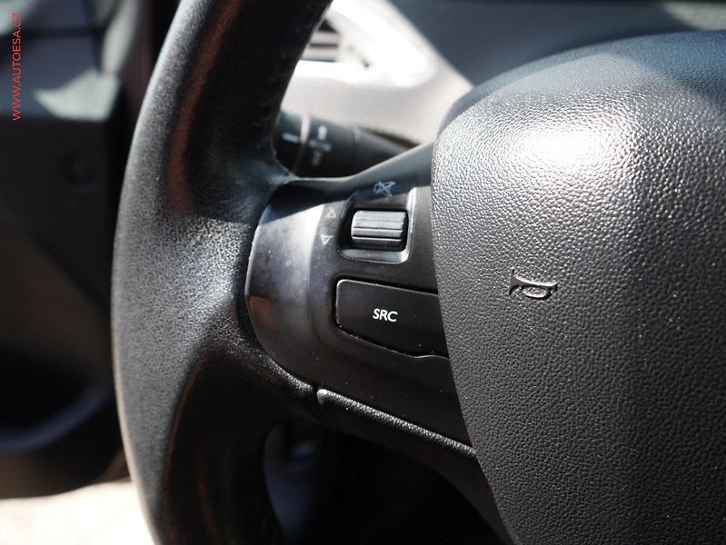 Peugeot 2008 (2015) 1.2i, AC, tempo - fotka 11 z 24