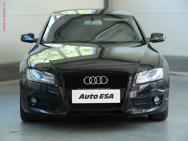 Audi A5 (2010) 2.0TDi, AC, park.čidla - fotka 2 z 16