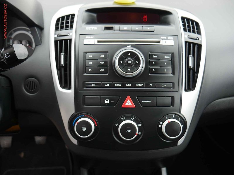 Kia Ceed (2009) 1.4i, 2.maj,ČR, tažné - fotka 11 z 17