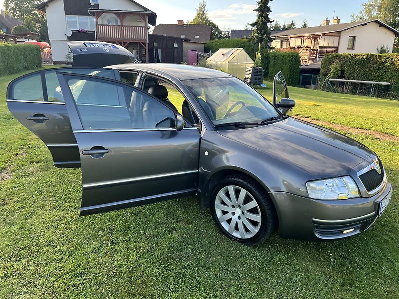 Škoda Superb 1.9TDI 96KW,KůŽE,XENONY,TZ - fotka 31 z 42