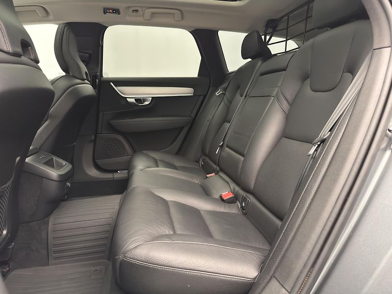 Volvo V90 CC D4 AWD MOMENTUM PRO  - fotka 6 z 47