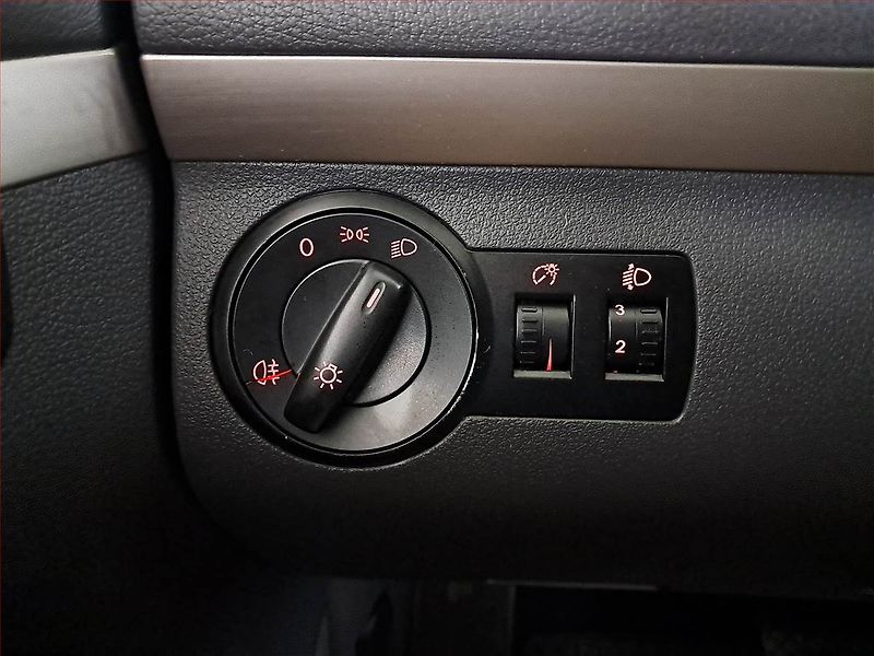 Volkswagen Touran (2006) 1.9 TDI, Automat, 7 míst - fotka 17 z 18