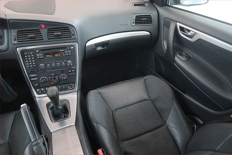 Volvo V70 (2004) 2.4 D5, nová STK, Tažné, Klima - fotka 8 z 11