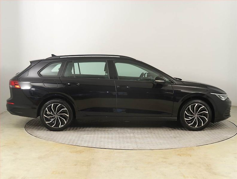 Volkswagen Golf (2021) Life 1.5 TSI, ČR,1.maj - fotka 6 z 21