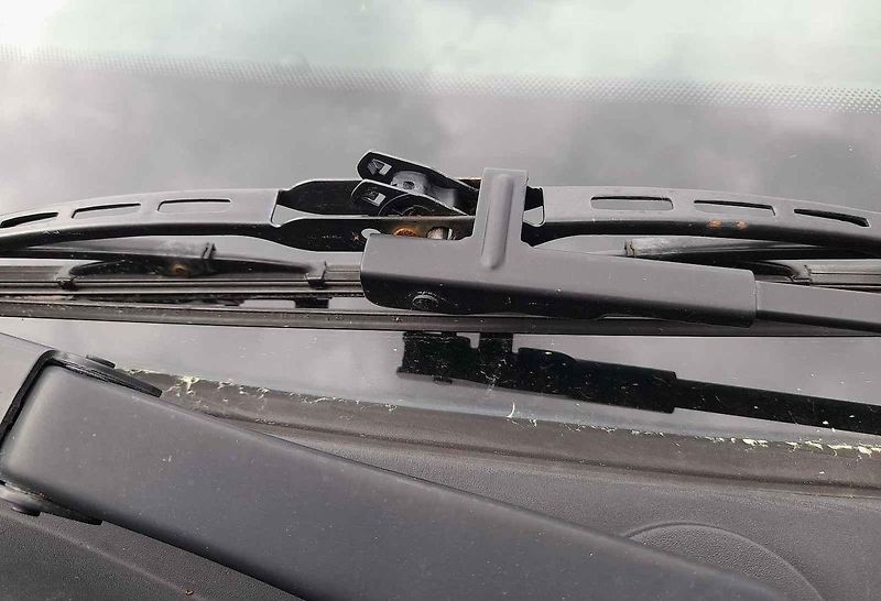 Stěrače v takzvané montážní poloze u vozu Škoda Fabia.