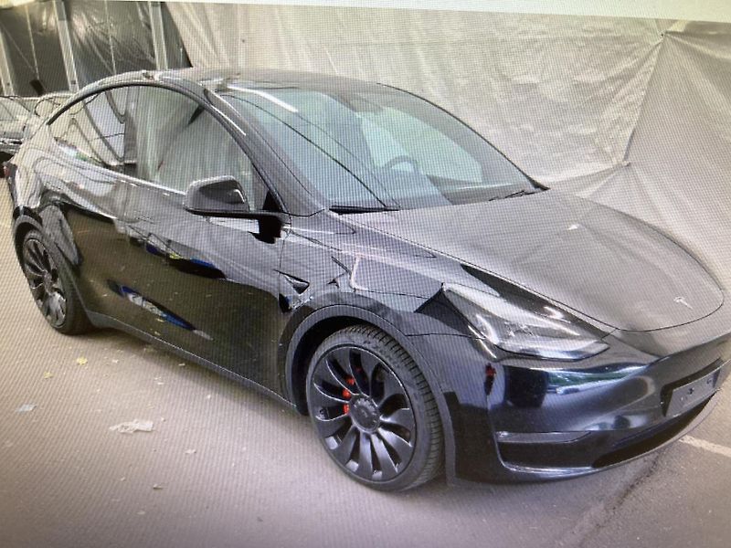 Tesla Model Y PERFORMANCE 393kw 21ALU TZ - fotka 2 z 7