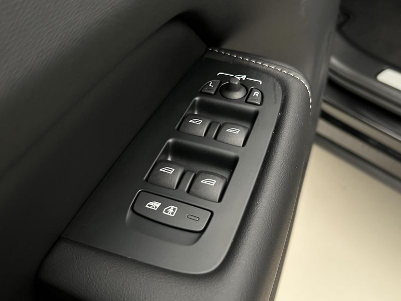 Volvo XC60 B5 AWD DARK PLUS AUT  - fotka 43 z 45