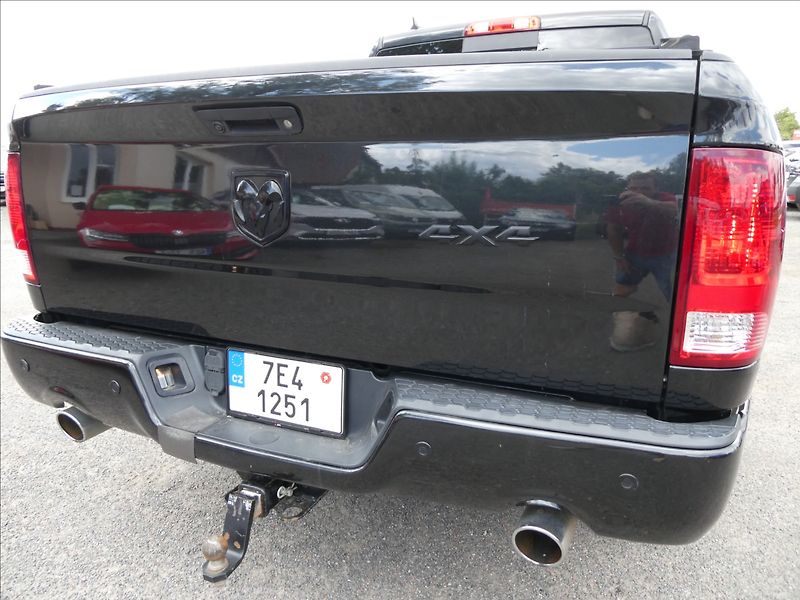 RAM 1500 5,7 HEMI Bighorn 295kW AT8 - fotka 8 z 35