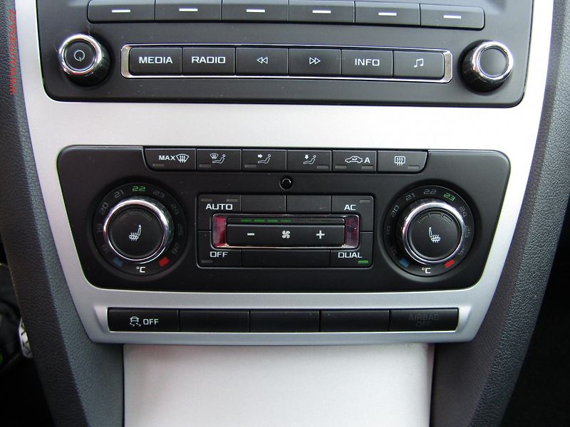 Škoda Octavia (2011) 1.4TSi, ČR, Ambiente - fotka 13 z 16