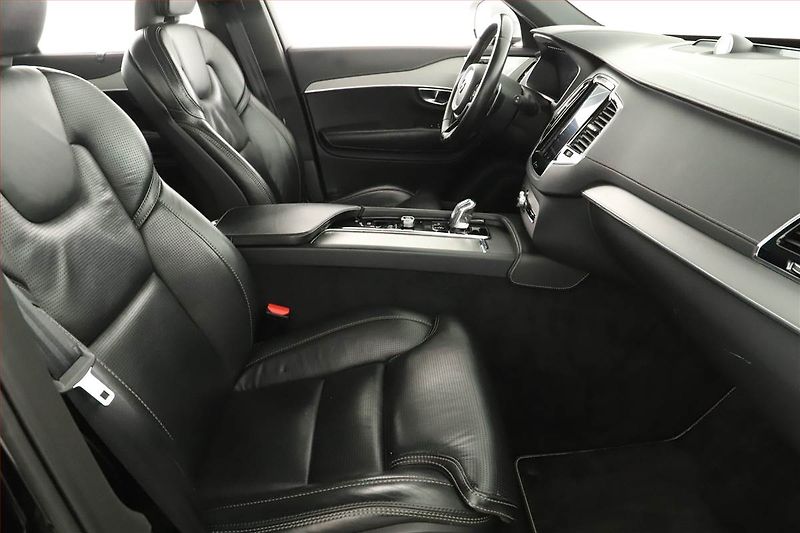 Volvo XC90 (2018) R-Design T8 Twin Engine AWD - fotka 9 z 27