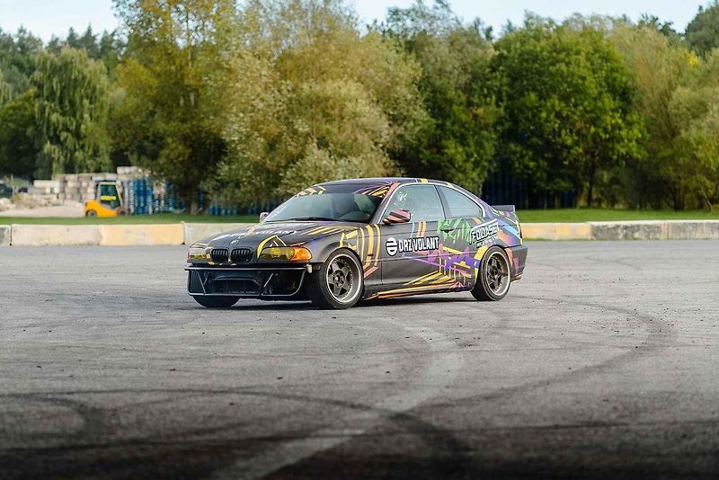 Ideální auta na blbnutí na uzavřených tratích? BMW a Subaru