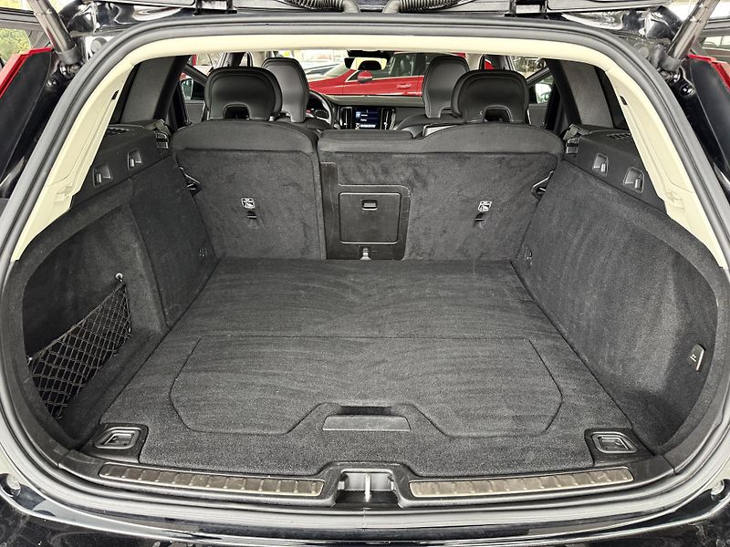 Volvo V60 B3 AUT*120kW*KeyLess*LED*Kamer - fotka 33 z 35