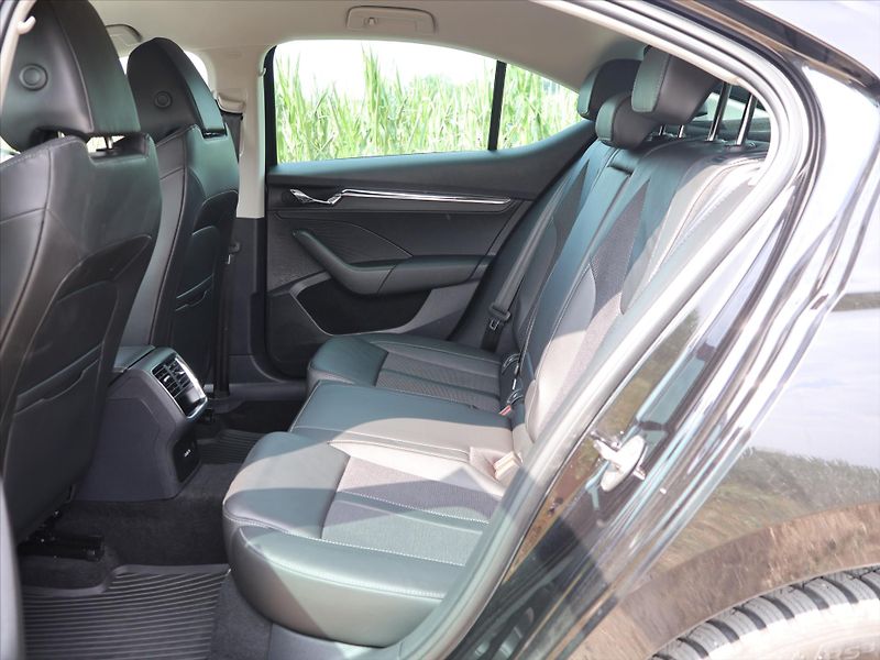Škoda Octavia 2,0 TDI DSG Style+ DPH CZ - fotka 15 z 32