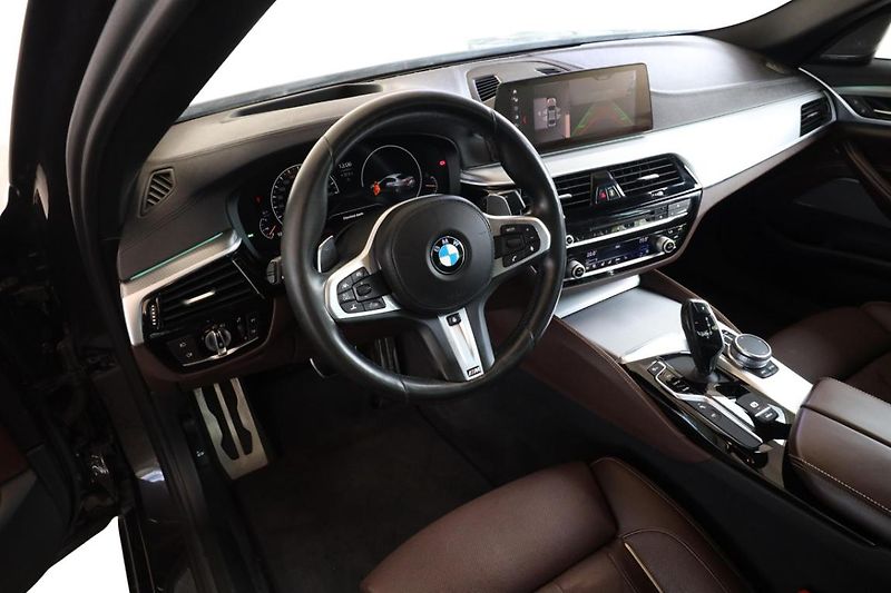 BMW Řada 5 530d xDrive Limousine - fotka 2 z 30