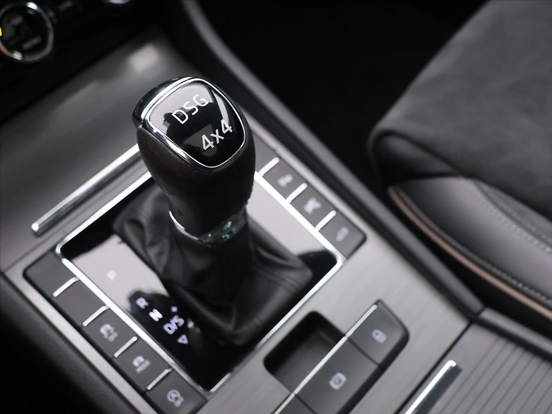 Škoda Superb 2,0 TSI 206kW Scout 4x4 DSG - fotka 26 z 35