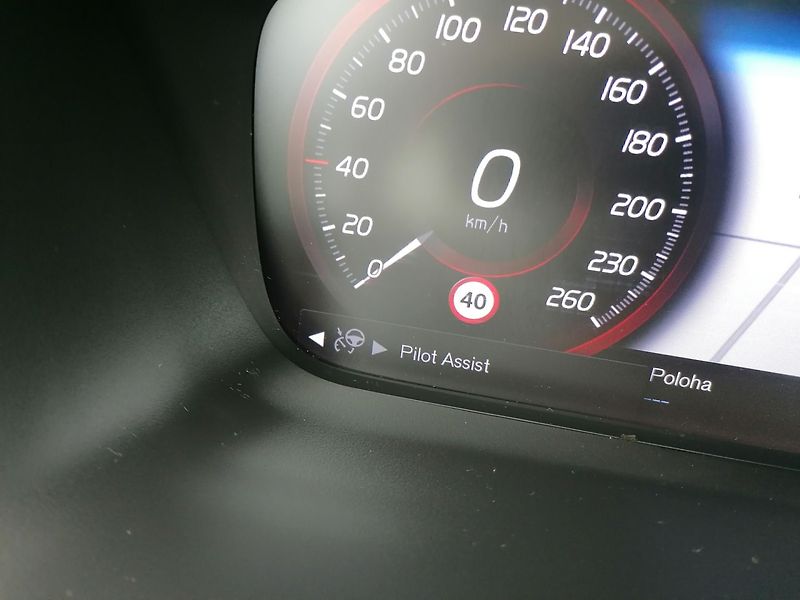 Volvo XC40 (2020) T3 Panorama,Kůže,Winter Paket - fotka 24 z 35