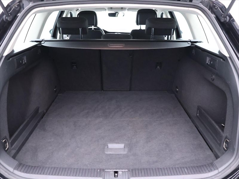 Volkswagen Passat 1,6 TDI Highline Aut klima LED - fotka 10 z 27