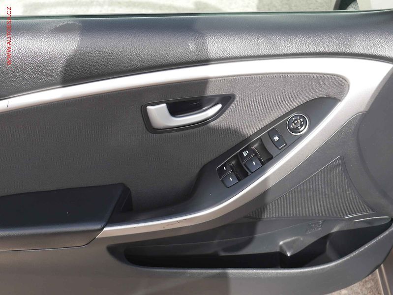Hyundai i30 (2016) 1.6 GDi, ČR, AC, TZ, tempo - fotka 14 z 15