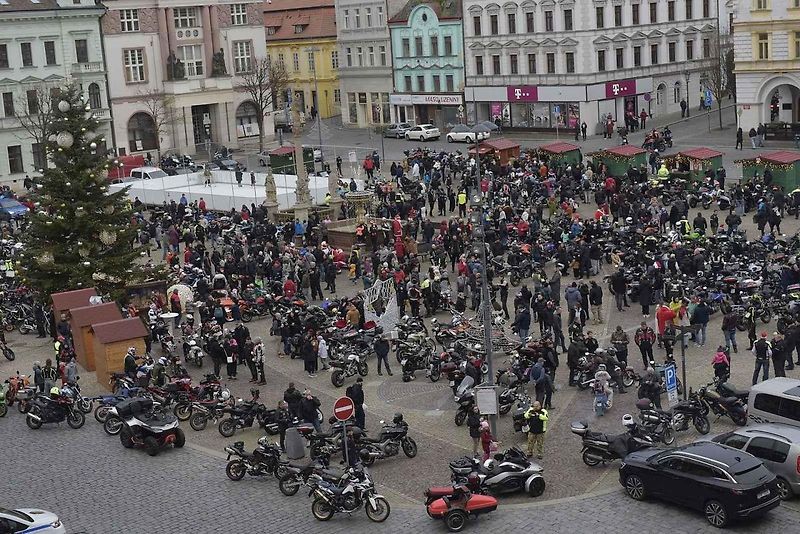 Štědrodenní motorkářská vyjížďka se srazem na Karlově náměstí v Kolíně.