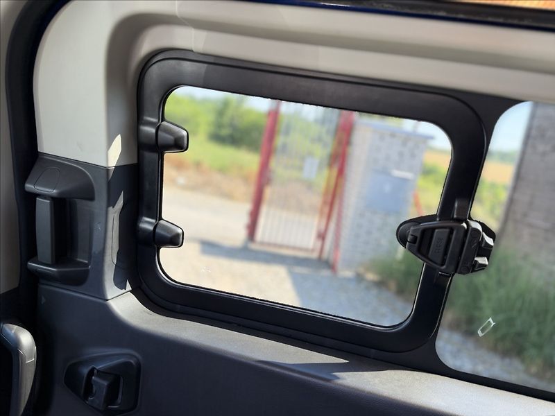 Ford Transit Custom 2,0 125kW 5MÍST WEBASTO DPH TZ - fotka 28 z 32