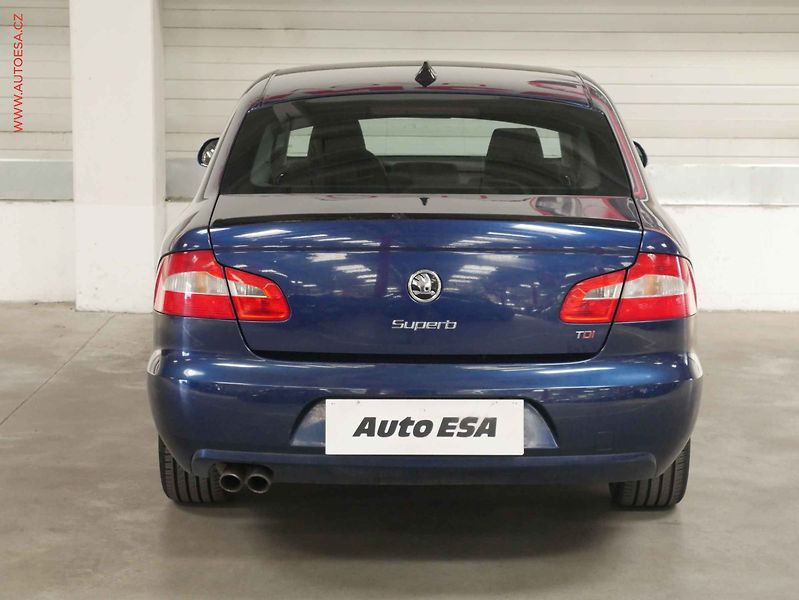 Škoda Superb (2011) 2.0 TDi, AC, STK4/28 - fotka 5 z 15