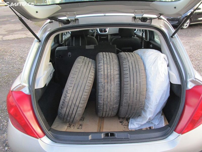 Peugeot 207 1,4 - 54KW + BATERIE - fotka 9 z 19